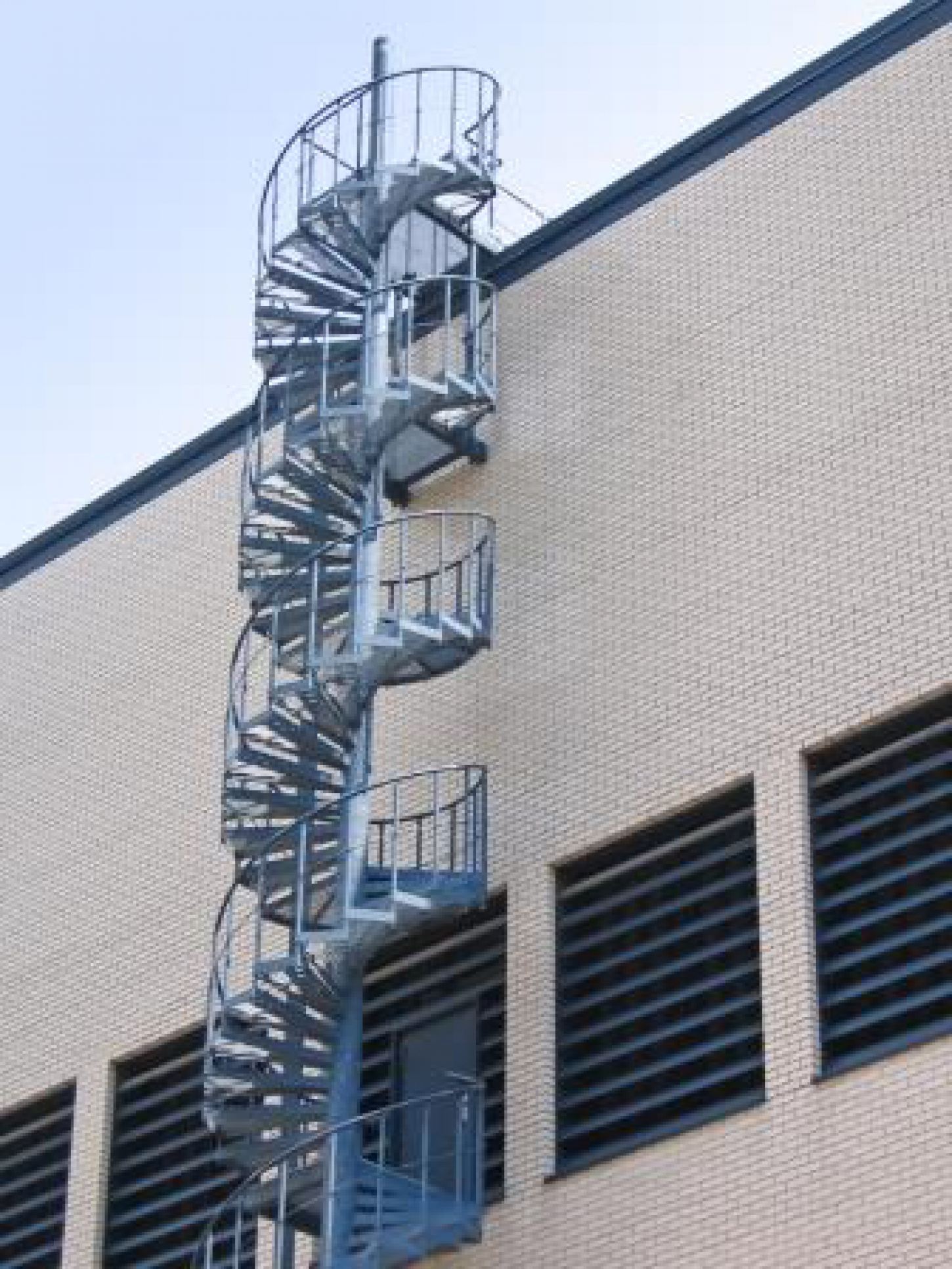 Un contrôle annuel des échelles et escaliers est obligatoire, mais pas nécessairement par un organisme de contrôle.